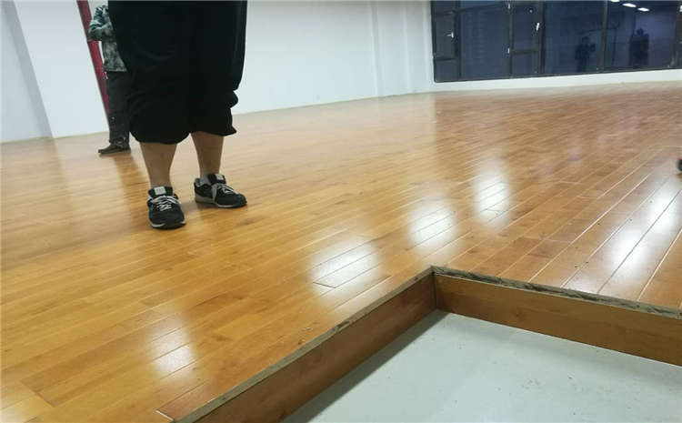 學校羽毛球館木地板多少錢一平米？